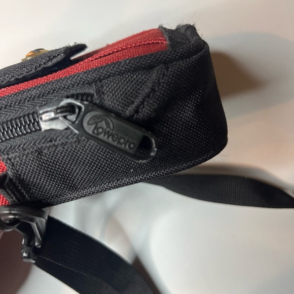 Lowepro Z5 Camera Pouch Carrying Case Black/Burgundy Great Pre-Owned Condition - Picture 7 of 11